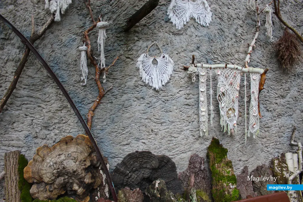 Октябрь 2024 года. Станция Понизов. Дачный участок Ларисы Федоровны Суздалевой. Изделиями из макраме украшена одна из стен дома снаружи.