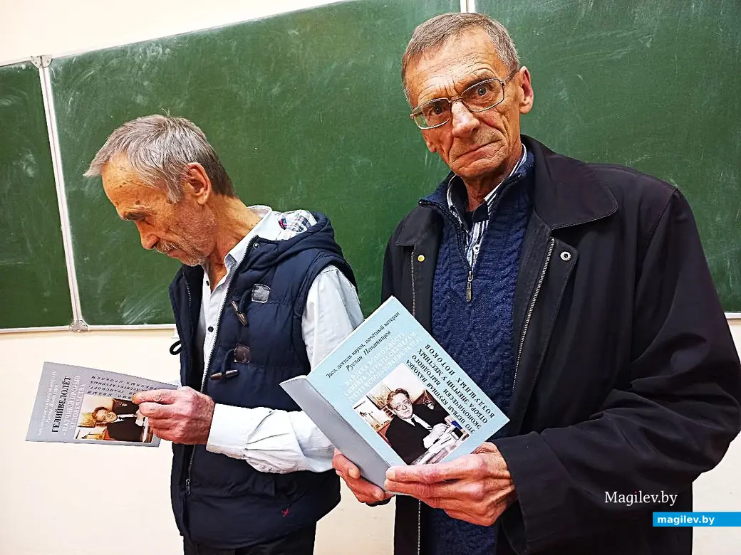 30.10.2024, Могилев. Белорусско-Российский университет. Ученики Руслана Игнатищева (Юрий Лунгис и Дмитрий Гребенников ) в день начала шахматного турнира с его брошюрами: