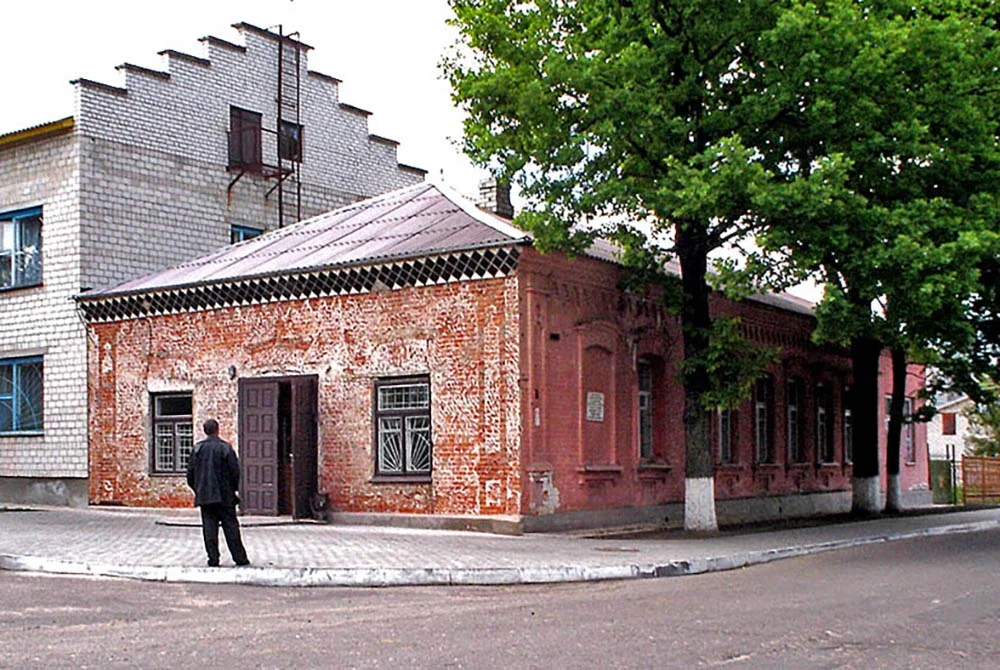 Июнь 2005 года. Глуск. Здание военкомата на ремонте. Виден "родной" красный кирпич. Фото из