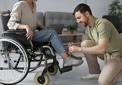 Кому и какие услуги соцработника положены: рассказали в Минтруда