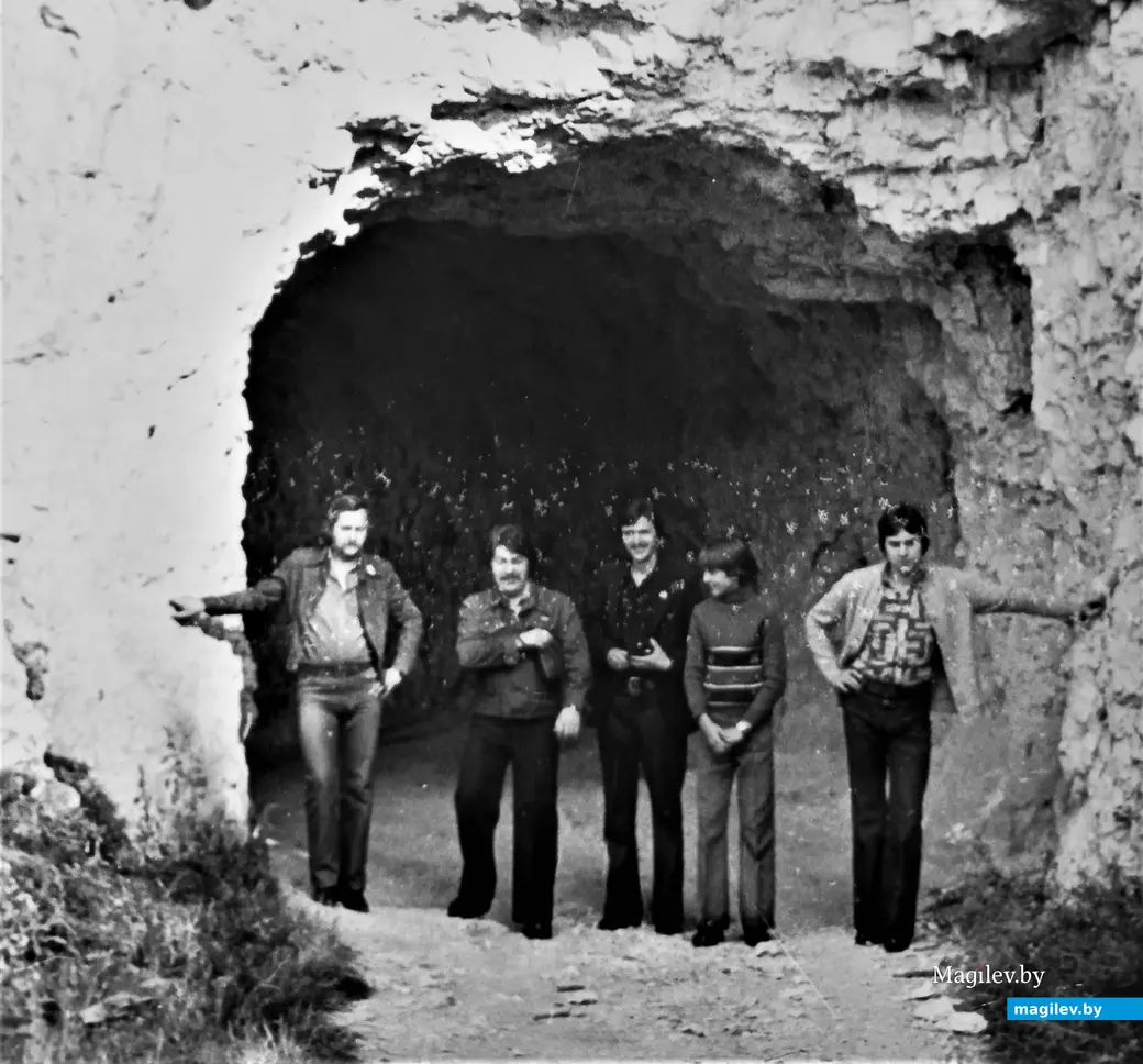 1978 год, Болгария. Кое-кто из «Романтиков» появляется из пещеры.