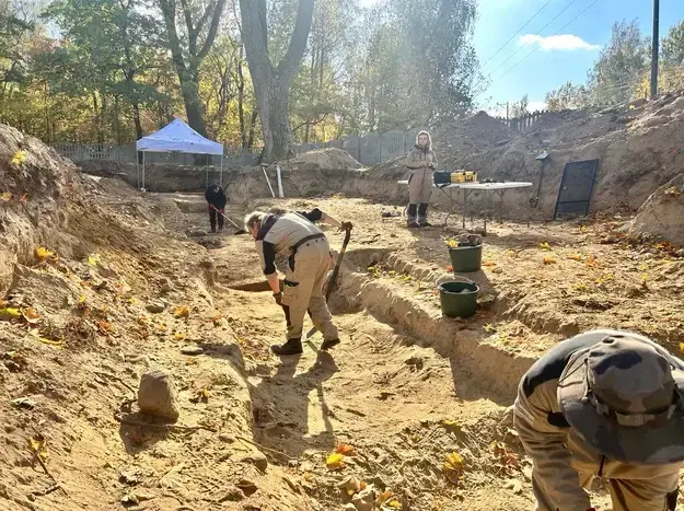 В братской могиле были найдены останки почти 200 пленных. Фото: RMF FM.