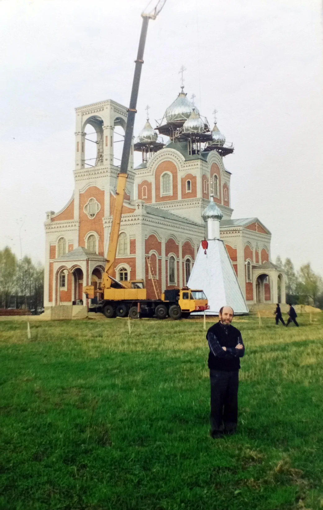 Начало 2000-х. Глуск. Наум Сандомирский возле новой строящейся Свято-Богоявленской церкви.