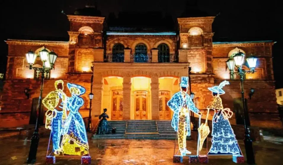 А так перед Новым годом должен выглядеть драмтеатр.