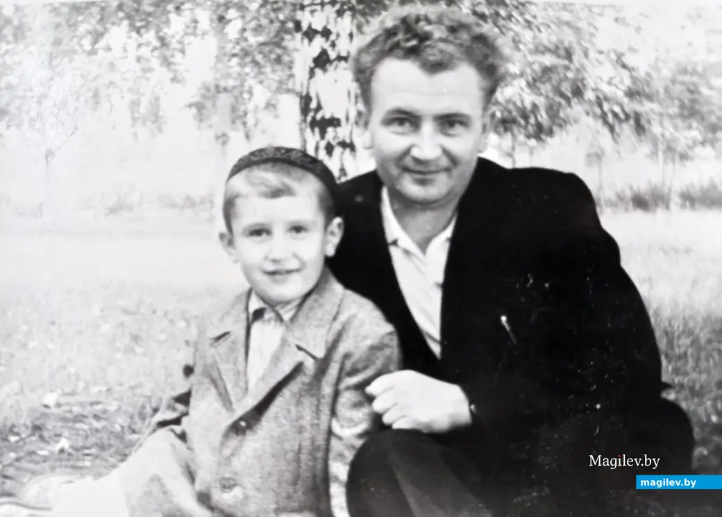 1962 год, Бобруйск. Я со своим отцом.