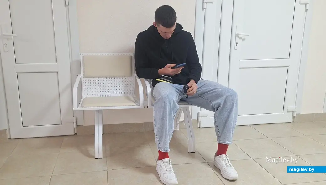 Октябрь 2024 г. Могилев, центральная поликлиника. Теперь в коридоре можно сидеть только по двое.