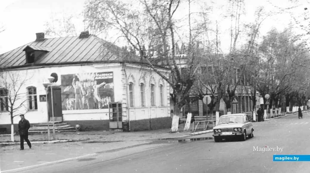 1980-е. Глуск, улица Кирова. На магазине большими буквами написано "Универмаг". Фото из архива