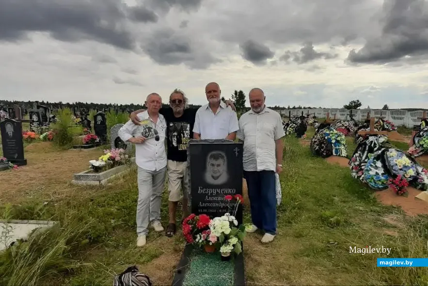 2019, Могилев, Пашковское кладбище. Друзья у могилы Саши Безрученко. Второй справа – Павел Чубин.