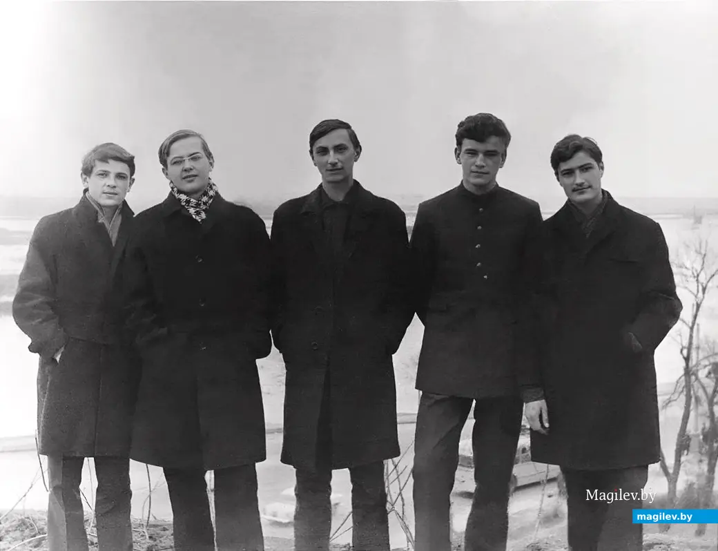 1971, Могилев. 10-классники сш №1. Крайний справа – Павел Чубин, второй слева – Витя Гришечко.