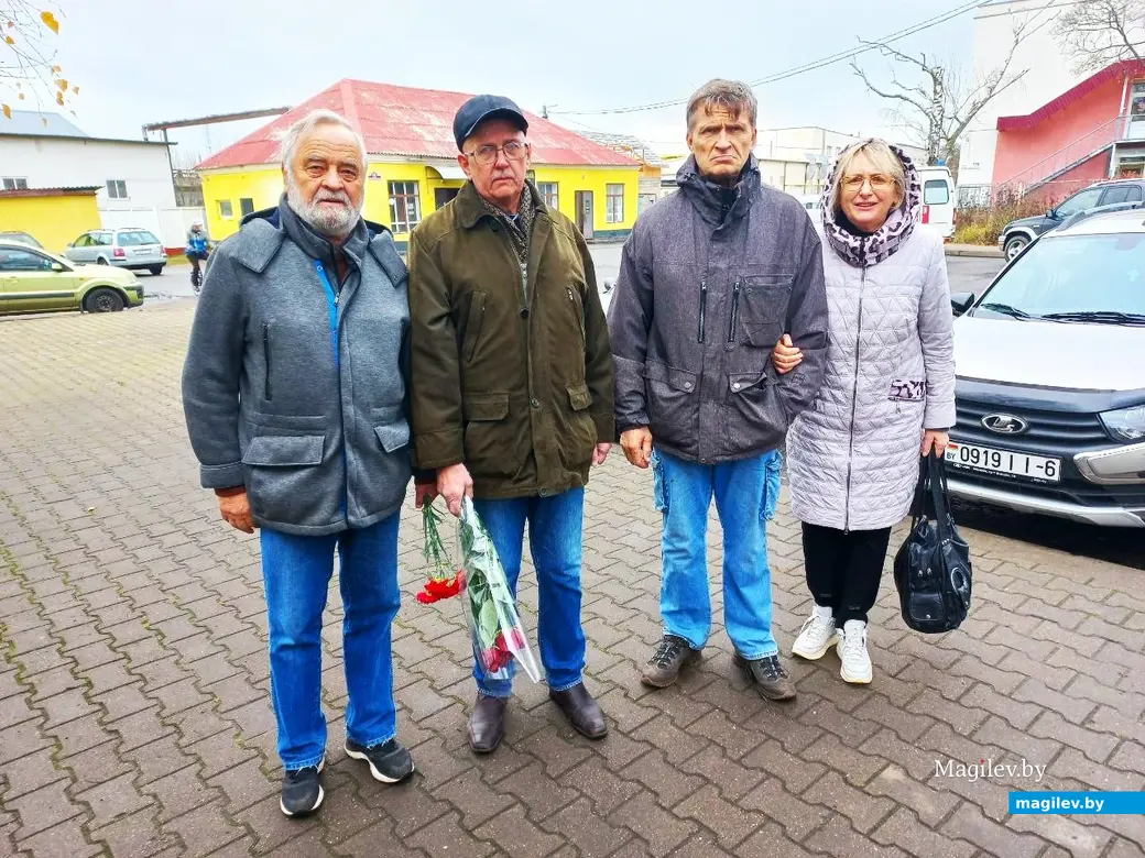 06.11.2024, Могилев, родственники и друзья Паши Чубина у ритуального зала. Второй слева – его старинный друг, одноклассник, однокашник Виктор Гришечко.