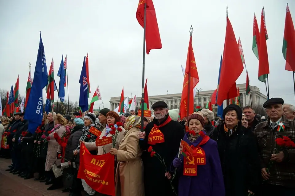 Могилев, 7 ноября 2024 года. На площади Ленина прошли митинг и церемония возложения цветов к памятнику вождю мирового пролетариата. Фото: газета «Вестник Могилева».