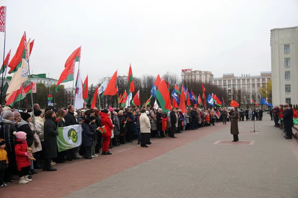 Могилев, 7 ноября 2024 года. На площади Ленина прошли митинг и церемония возложения цветов к памятнику вождю мирового пролетариата. Фото: газета «Вестник Могилева».