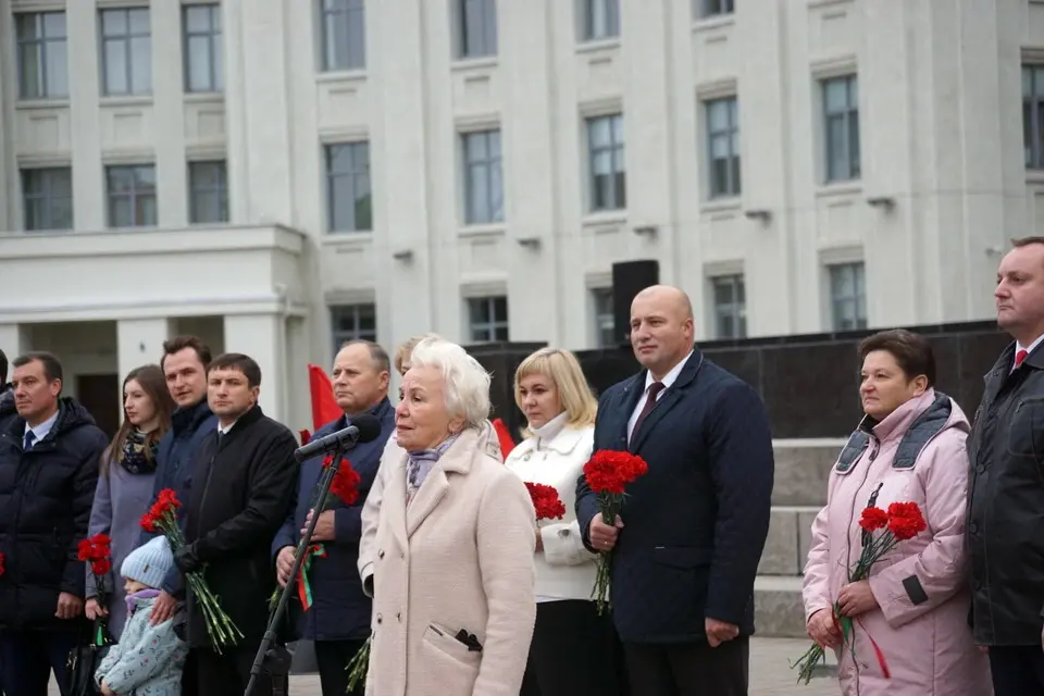 Могилев, 7 ноября 2024 года. На площади Ленина прошли митинг и церемония возложения цветов к памятнику вождю мирового пролетариата. Фото: газета «Вестник Могилева».