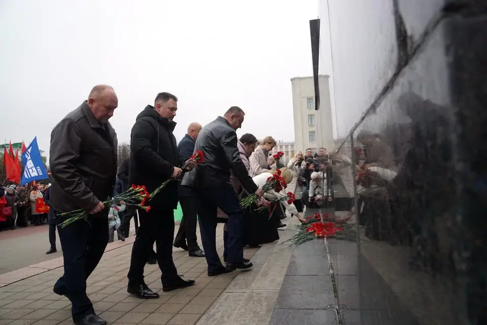 Могилев, 7 ноября 2024 года. На площади Ленина прошли митинг и церемония возложения цветов к памятнику вождю мирового пролетариата. Фото: газета «Вестник Могилева».