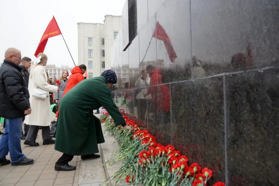 Могилев, 7 ноября 2024 года. На площади Ленина прошли митинг и церемония возложения цветов к памятнику вождю мирового пролетариата. Фото: газета «Вестник Могилева».