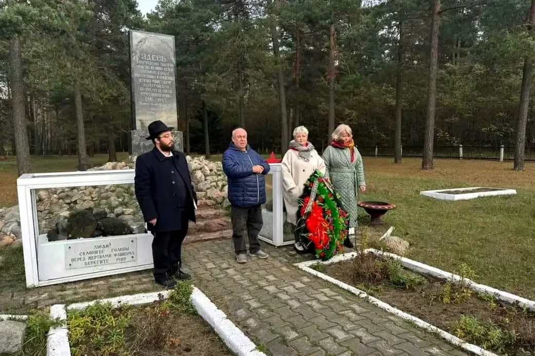 4.11.2024, Каменка. Поминовение жертв Бобруйского гетто. Слева раввин Бобруйска Шауль Хабабо и