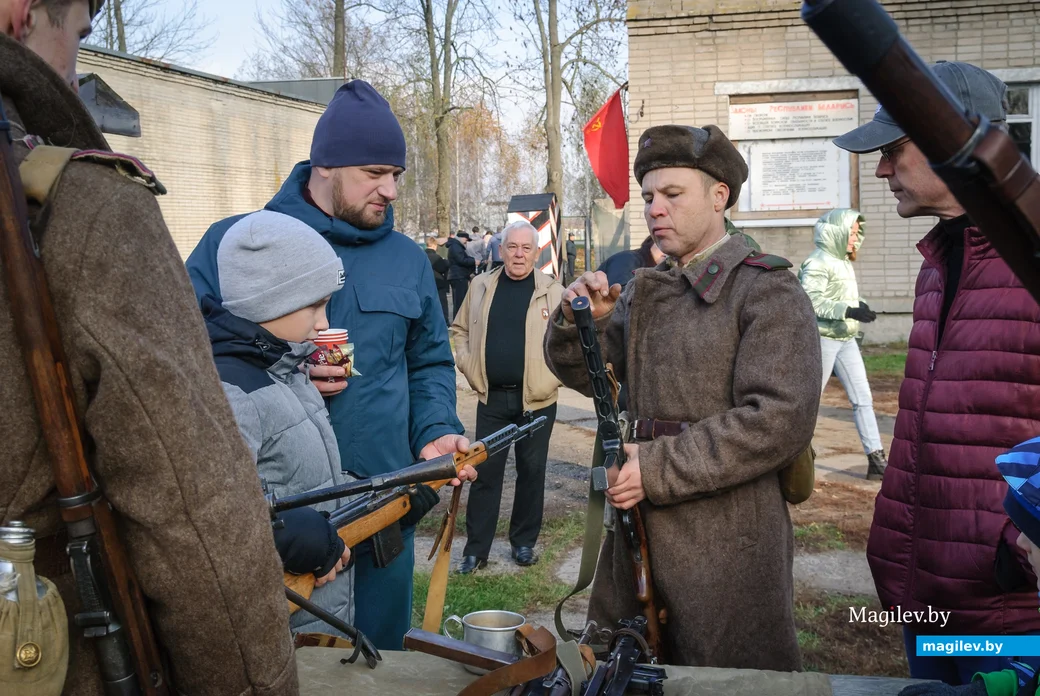 07.11.2024. ул. Крепостной вал, 20. Участники клуба военно- исторической реконструкции «Бобруйский