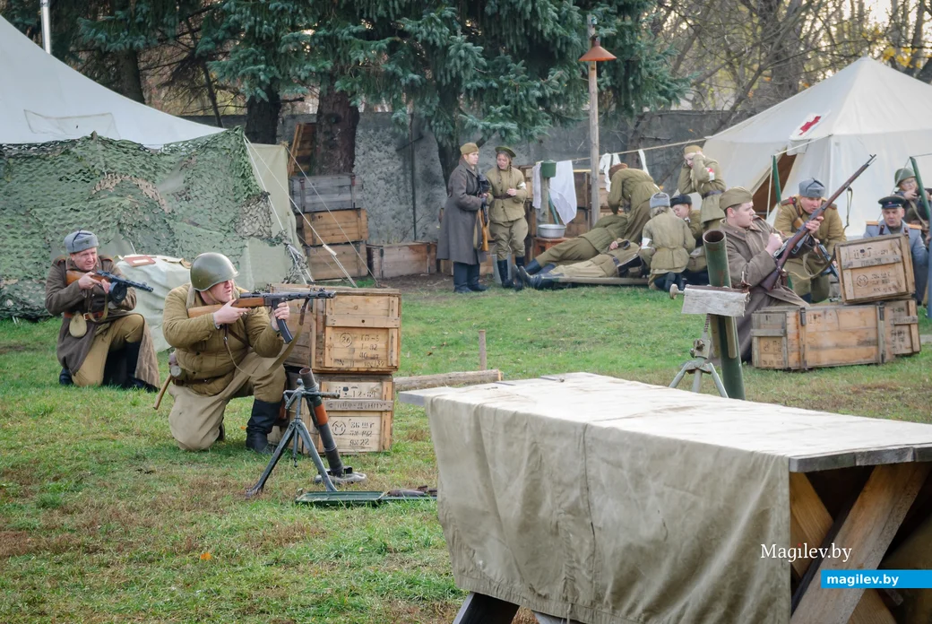 07.11.2024. ул. Крепостной вал, 20. Участники клуба военно- исторической реконструкции «Бобруйский