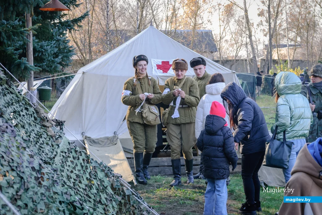 07.11.2024. ул. Крепостной вал, 20. Участники клуба военно- исторической реконструкции «Бобруйский