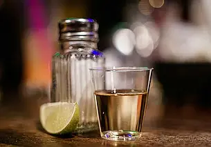 Назван алкоголь, после которого люди испытывают меньшее похмелье