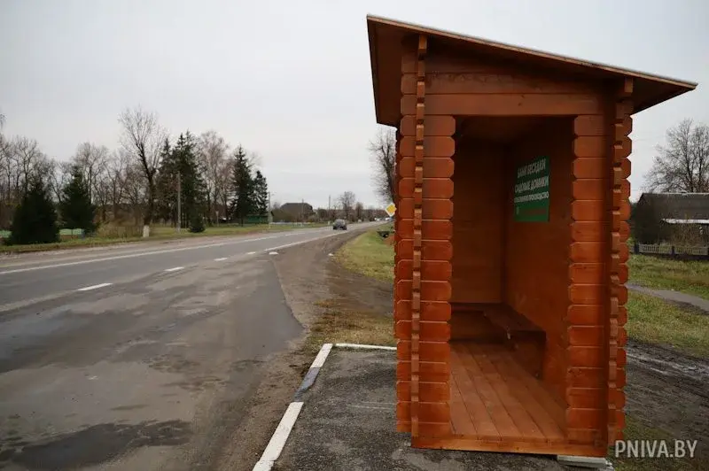 Новый крытый деревянный павильон на остановке общественного транспорта у деревни Селец Дашковского сельсовета Могилевского района. Фото: районная газета «Прыдняпроўская