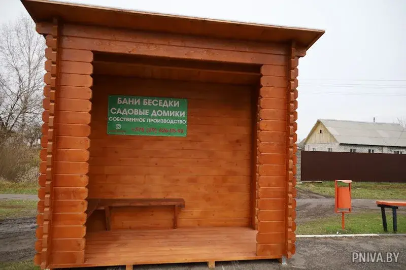 Новый крытый деревянный павильон на остановке общественного транспорта у деревни Селец Дашковского сельсовета Могилевского района. Фото: районная газета «Прыдняпроўская