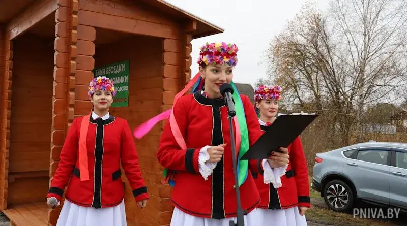 6 ноября 2024 года. Торжественное открытие нового крытого деревянного павильона на остановке общественного транспорта у деревни Селец Дашковского сельсовета Могилевского