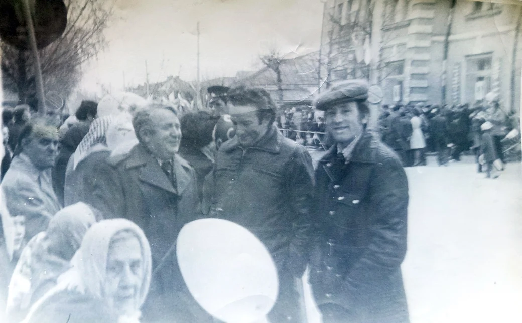 1980-е. В Глуске на демонстрации 7 ноября: (слева направо) Юрий Фуксон, Юлий Айзендштадт, Наум