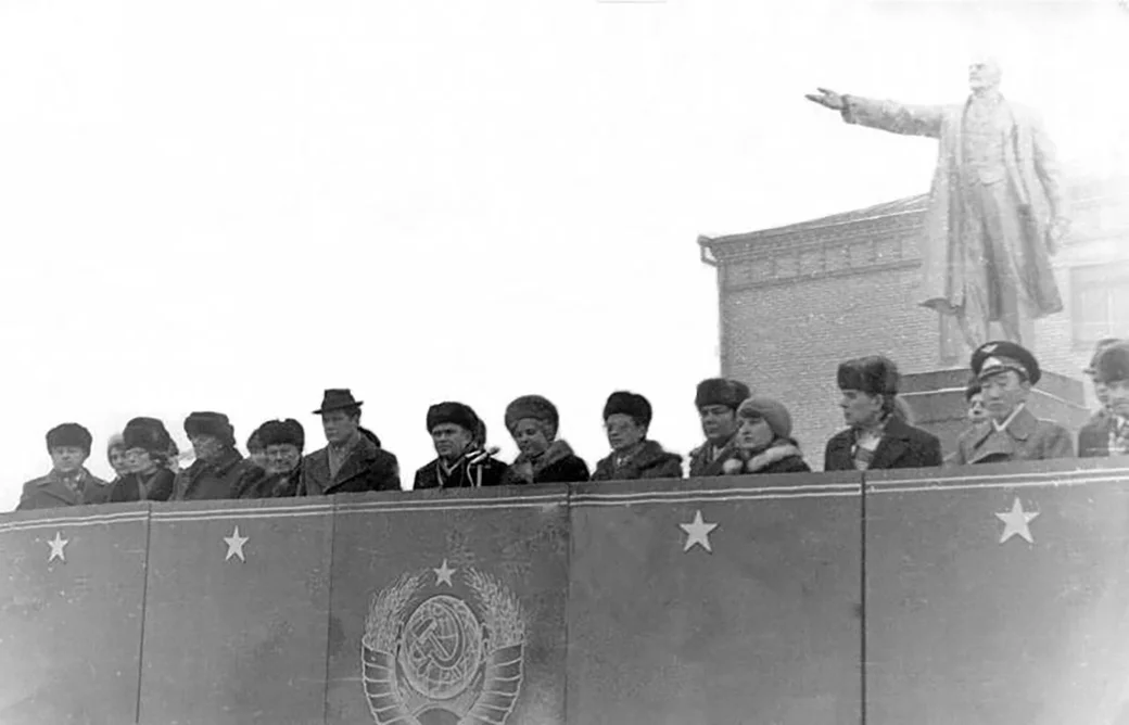 1980-е. Глуск. 7 ноября . На трибуне - руководство района. Фото из архива Игоря Кирина.