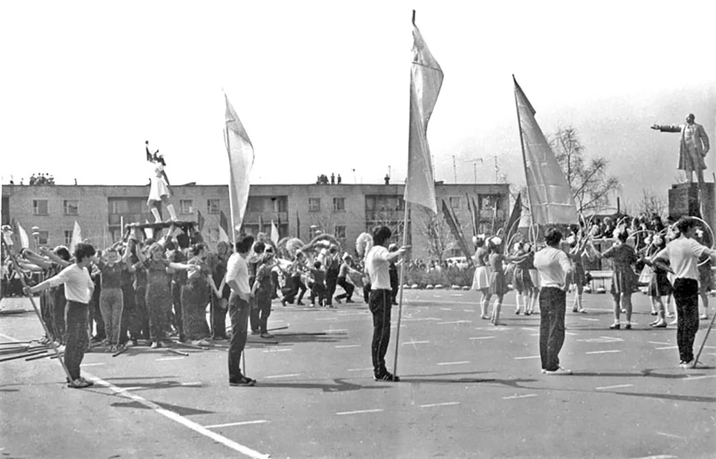 1980-е. Глуск. Выступление школьников на первомайской демонстрации. Фото из архива Игоря
