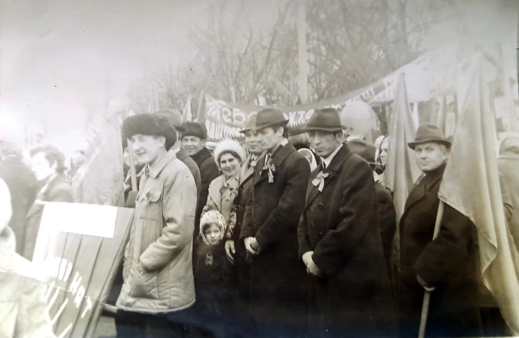 7 ноября 1975 года. Глуск. Коллектив Глусского промкомбината на демонстрации.