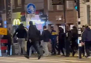 В Амстердаме сторонники Палестины напали на болельщиков из Израиля. Есть раненые