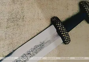 На «Дажынках» в Полоцке Лукашенко подарили меч. Фотофакт