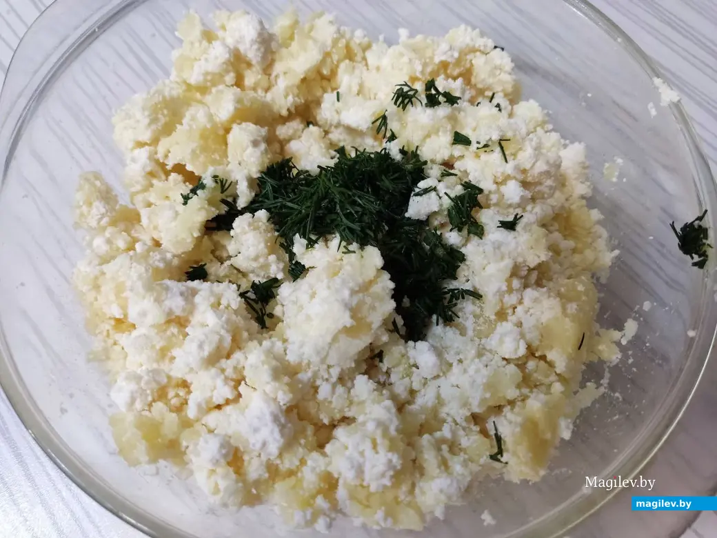 Добавить в картофель творог и нашинкованный укроп,