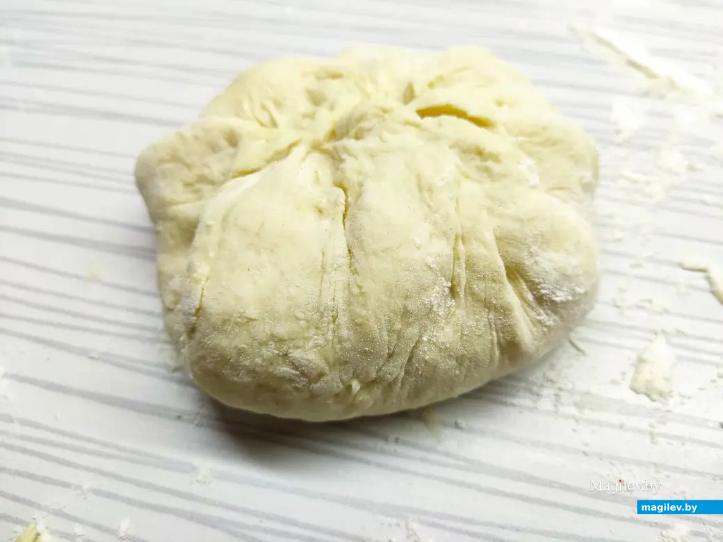 Собираем края к середине и защипываем