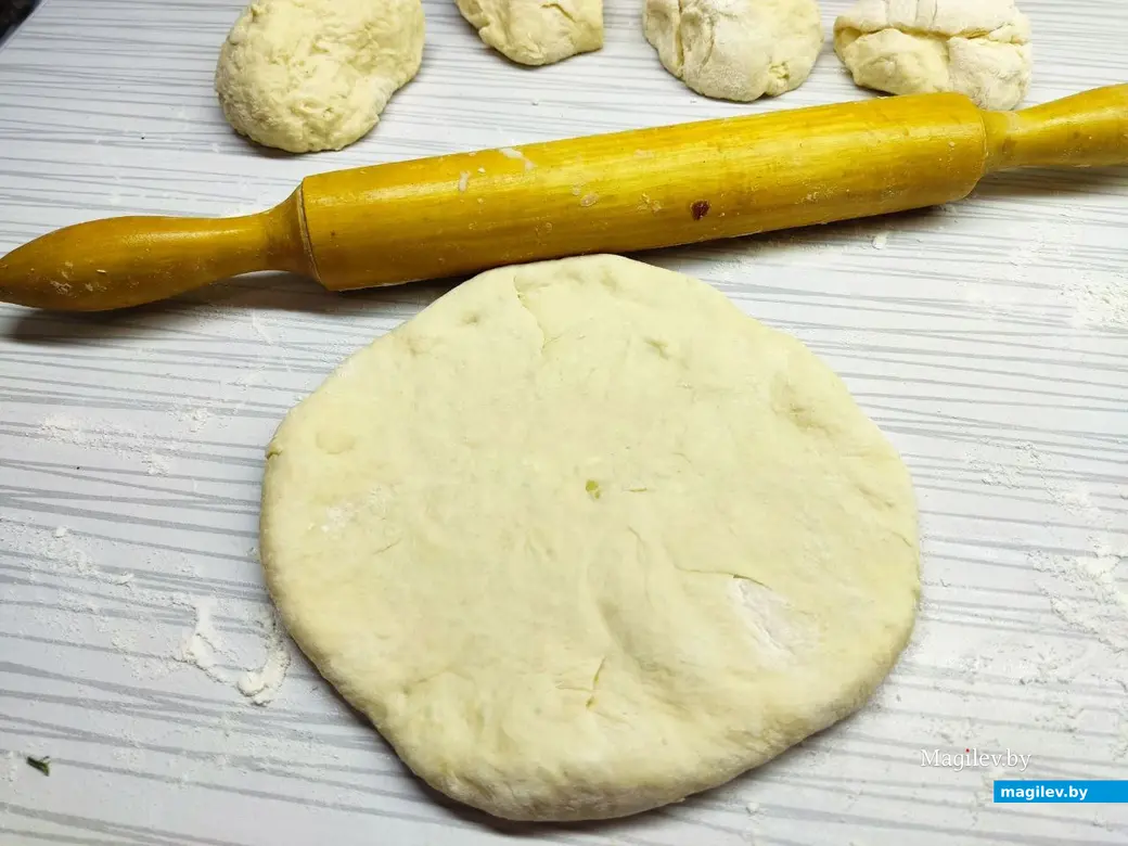 Заготовку с начинкой аккуратно раскатываем в лепешку.