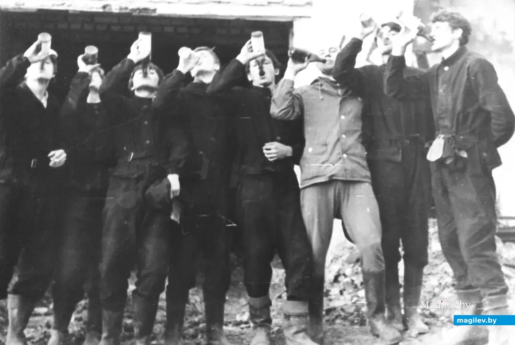 1980, Могилевский район, студенты ММИ на практике давали волю неуемной фантазии.