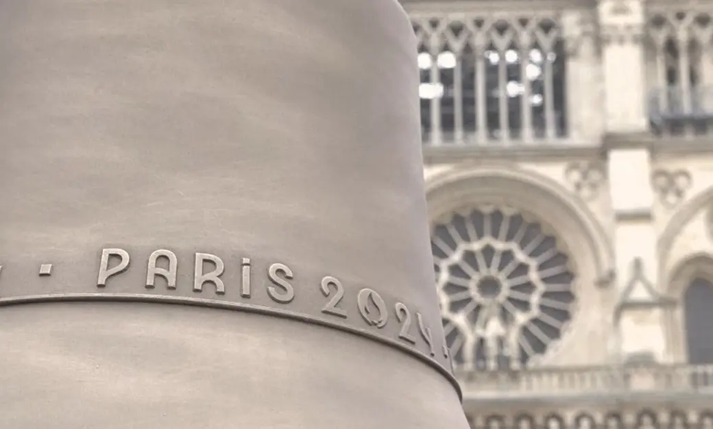 Новый колокол, который был задействован во время Олимпийских игр на Стадионе Франции, изготовила литейная мастерская Cornille Havard, существующая с XIX века в городе