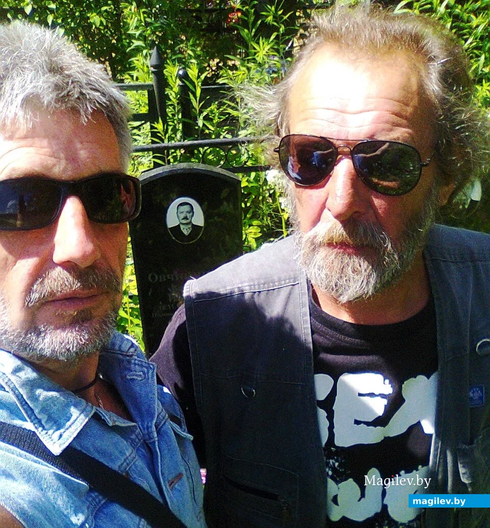 2015, Могилев, кладбище на Юбилейном. Я и Володя Кутузов у могилы друга.