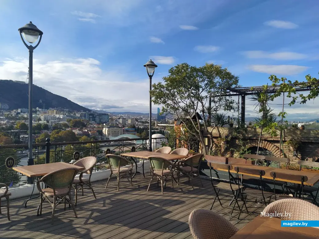 Октябрь 2024 года. Тбилиси. Старый город. Любимое кафе Вахтанга Кикабидзе.