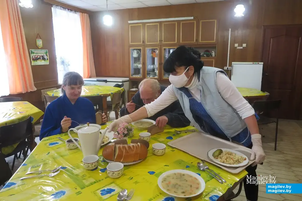 Осень 2023 г. Могилев, ул. Чехова, 10А. Бесплатный обед в благотворительной столовой «Табеи». Фото автора.