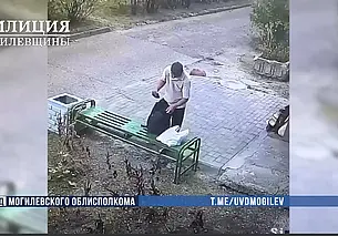 Могилевчанин забрал забытый кем-то у подъезда пакет с вещами. Момент кражи попал на камеру