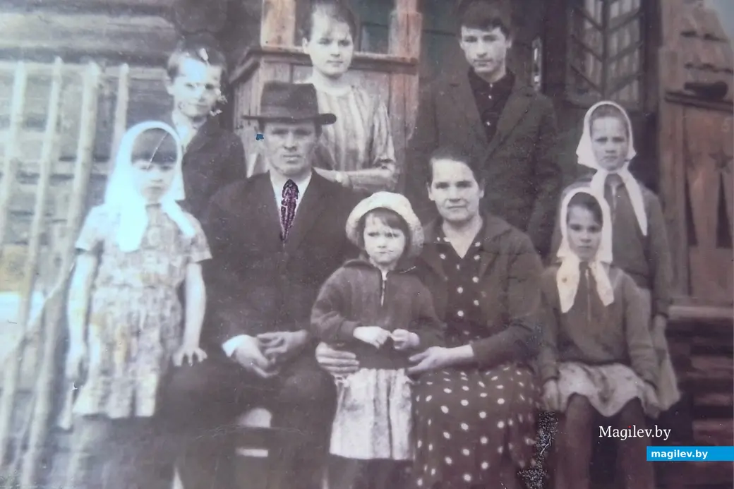 1960-е годы. Деревня Прибор Белыничского района. Семья Бродовых, Павел - в верхнем ряду справа.