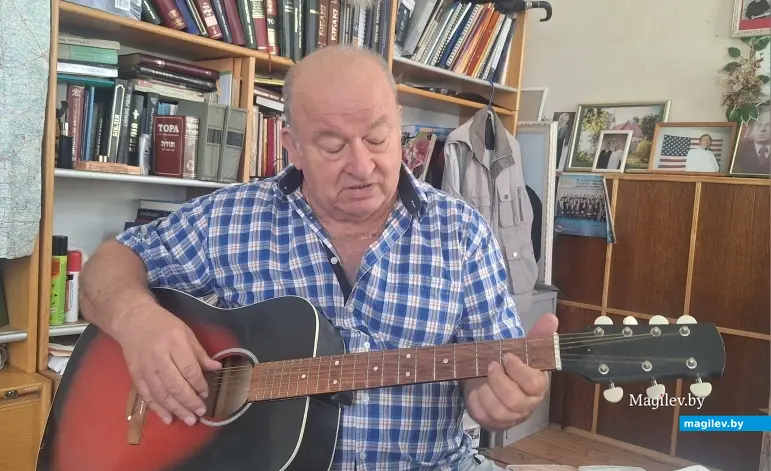 Осень 2024 г. Могилев, «Табея». Павел Бродов часто играет на гитаре для души, а иногда - для гостей. Фото автора.