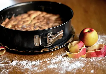 Надоело, что выпечка постоянно прилипает к противню? Опытные хозяйки поступают так