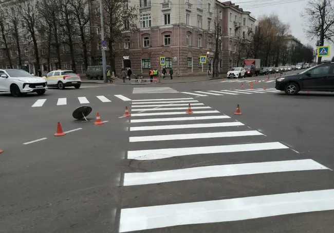 «Зебра наискосок»: в центре Могилева появился диагональный пешеходный переход. Ноу-хау ли это?