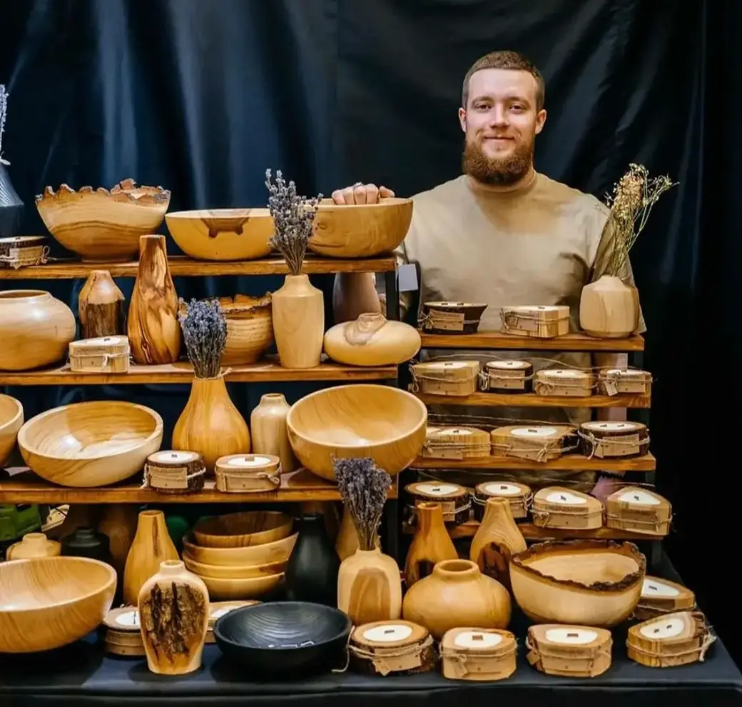 Ремесленник Кирилл Литвиненко со своими работами.