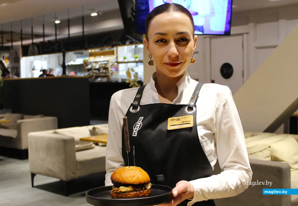 Ноябрь 2024 года. Могилев. «Гастрофест». Гастробар «Цоколь». Официант Анна.