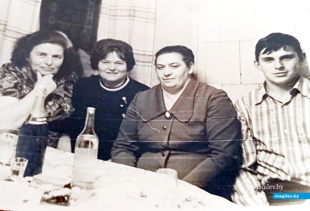 1970-е. Этелина Фишман, Этелина Кацнельсон ,Рая Гринштейн и Гриша Фишман.