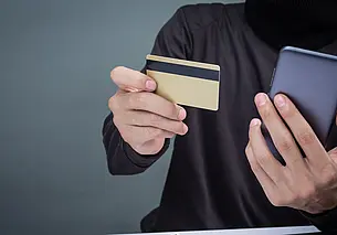 Мужчина из Витебска потерял 1200 рублей, пытаясь снять квартиру. У него с карты списали деньги